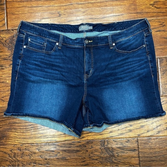 Torrid 5 Inch Super Soft Mid-Rise Short - Picture 1 of 5